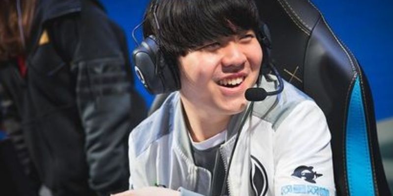 Rookie - Người đi giữa tại Invictus Gaming 